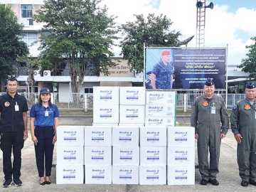 บรรเทาความเดือดร้อน : น.อ.รัชต์ภาคย์ ธรรมธีรศรี ผู้บังคับการกองกำลังทางอากาศเฉพาะกิจที่ 9 รับมอบผลิตภัณฑ์ Double A Care ได้แก่ หน้ากากอนามัยทางการแพทย์, ทิชชูเพียวแอนด์พรีเมียม แบบทราเวลแพ็ก, ผ้าเช็ดทำความสะอาดผิว และถ่านคาร์บอนซิงค์ ดั๊บเบิ้ล เอ เพื่อส่งต่อให้ กอ.รมน.ภาค 4 ส่วนหน้า นำไป
แจกจ่ายช่วยเหลือและสนับสนุนการฟื้นฟูหลังน้ำลดให้แก่ผู้ประสบภัยน้ำท่วมในพื้นที่จังหวัดภาคใต้ของไทย