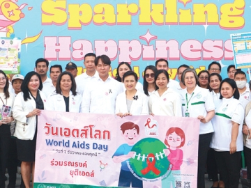 วันเอดส์โลก : ศตกมล วรกุล ผอ.อาวุโสฝ่ายสื่อสารองค์กร บจก.อินเทลลิเจ้นท์ ครีเอทีฟ แอนด์ มาร์เก็ตติ้ง
ต้อนรับ ดร.นรเทพ ชูพูล ผอ.เขตปทุมวัน และคณะเจ้าหน้าที่สาธารณสุข 5 จุฬาลงกรณ์ ในกิจกรรมเดินรณรงค์ให้ความรู้เกี่ยวกับโรคเอดส์และโรคติดต่อทางเพศสัมพันธ์ เนื่องใน World AIDS Day พร้อมแจกสื่อประชาสัมพันธ์และถุงยางอนามัยฟรี เพื่อสร้างความตระหนักรู้แก่ประชาชน ที่ ศูนย์การค้าเอ็ม บี เค เซ็นเตอร์