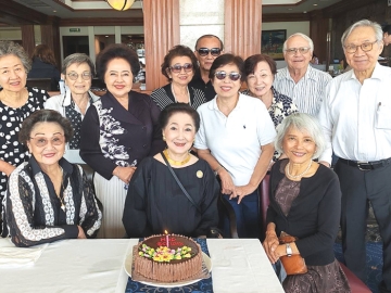 ฉลองครบรอบวันเกิด : เพื่อนศิษย์เก่า ม.ปลาย โรงเรียนวัฒนาวิทยาลัย รุ่น 92 ร่วมกันเลี้ยงให้ ผาณิต พูนศิริวงศ์
พร้อมยินดีที่ มาลินี ศาลิคุปต และ ปีเตออร์ สามีกลับจากอเมริกามาเยี่ยมคุณแม่ โดยมี ชุติมา พงศ์เลื่องธรรม,
สุวรรณี ประเทืองสิทธิ์, ปิยพร พุคยาภรณ์, แววตา-ธัชชัย อัมพรายน์, พวงทอง เจือศิริภักดี, ตรงจิต
ลิมจิตติ, ยุพดี ยินประพันธ์ และแขกพิเศษ ดอน ปรมัตถ์วินัย อดีต รมว.การต่างประเทศ ที่ ราชกรีฑาสโมสร