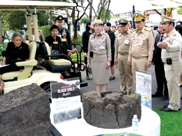 สมเด็จพระกนิษฐาธิราชเจ้า กรมสมเด็จพระเทพรัตนราชสุดาฯ สยามบรมราชกุมารี เสด็จพระราชดำเนินไปทรงเปิดงานวันดินโลก ประจำปี 2568 หัวข้อ “Healthy soils for healthy cities” เพื่อน้อมรำลึกพระมหากรุณาธิคุณของพระบาทสมเด็จพระบรมชนกาธิเบศร
มหาภูมิพลอดุลยเดชมหาราช บรมนาถบพิตร ที่ทรงปฏิบัติพระราชกรณียกิจด้านทรัพยากรดินและการเกษตรเพื่อความมั่นคง
ด้านอาหารจนเป็นที่ประจักษ์ ณ กรมพัฒนาที่ดิน เขตจตุจักร กรุงเทพมหานคร เมื่อวันศุกร์ที่ 5 ธันวาคม 2568 เวลา 08.55 น.