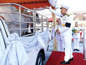 พระบาทสมเด็จพระเจ้าอยู่หัว ทรงพระกรุณาโปรดเกล้าโปรดกระหม่อมให้ นายเกษม วัฒนชัย องคมนตรี เป็นผู้แทนพระองค์ไปในการบำเพ็ญพระราชกุศลปล่อยโค 1 คู่ นกเขาชวา 48 ตัว และพันธุ์สัตว์น้ำ 490,000 ตัว
เนื่องในโอกาสวันคล้ายวันประสูติ สมเด็จพระเจ้าลูกเธอ เจ้าฟ้าพัชรกิติยาภา นเรนทิราเทพยวดี
กรมหลวงราชสาริณีสิริพัชร มหาวัชรราชธิดา วันที่ 7 ธันวาคม 2568 ณ ท่าวาสุกรี กรุงเทพมหานคร
