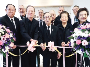 เปิดให้บริการ : ศ.เกียรติคุณ นพ.ศุภชัย ไชยธีระพันธ์ ประธานกรรมการบริหาร โรงพยาบาลเจ้าพระยา และนพ.พงษ์พัฒน์ ปธานวนิช กก.ผจก.โรงพยาบาลเจ้าพระยา ทำพิธีเปิดห้องปฏิบัติการสวนหัวใจและหลอดเลือด(Cath Lab) โดยมี คณะกรรมการและผู้บริหารร่วมแสดงความยินดี พร้อมทั้งเยี่ยมชมความพร้อมของบริการตรวจหลอดเลือดหัวใจการขยายหลอดเลือดและใส่ขดลวด(Stent) ที่ศูนย์หัวใจ รพ.เจ้าพระยา กรุงเทพฯ