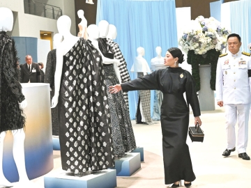 สมเด็จพระเจ้าลูกเธอ เจ้าฟ้าสิริวัณณวรี นารีรัตนราชกัญญา เสด็จไปทอดพระเนตรผลิตภัณฑ์ Home & Decor หรือเฟอร์นิเจอร์ที่นำผ้าไทยจากชุมชนต่างๆ มาตกแต่ง และชุดจากดีไซเนอร์แบรนด์ไทย และเปิดงาน “Silk Festival 2025 สู่การพัฒนาที่ยั่งยืน” ณ ศูนย์แสดงสินค้าและการประชุม อิมแพ็ค เอ็กซิบิชั่น เซ็นเตอร์ ฮอลล์ 5-6 เมืองทองธานี อำเภอปากเกร็ด จังหวัดนนทบุรี เมื่อวันอังคารที่ 2 ธันวาคม 2568 เวลา 16.29 น.