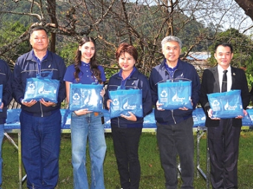 ยกระดับคุณภาพชีวิตในชุมชน : อาริญา ปราสาททองโอสถ กก.บมจ.การบินกรุงเทพ, ประธานคณะทำงานความยั่งยืนองค์กร สายการบินบางกอกแอร์เวย์ส และคณะกรรมการบริษัท ผู้บริหาร พนักงานจิตอาสา Blue Volunteers พร้อมด้วย ญาญ่า – อุรัสยา เสปอร์บันด์ พรีเซ็นเตอร์ของสายการบินฯ ร่วมมอบผ้าห่ม 200 ผืน มอบชุดเครื่องเล่นใหม่ และสันทนาการพัฒนาการเรียนรู้ ที่ โรงเรียนศรีเนห์รู หมู่บ้านขุนช่างเคี่ยน จ.เชียงใหม่