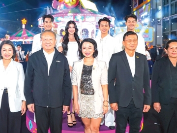 ต้อนรับคริสต์มาส : พุทธชาด ศรีนิศากร ประธานเจ้าหน้าที่บริหาร บมจ.เอ็ม บี เค ต้อนรับ ต่อศักดิ์ โชติมงคล
ประธานที่ปรึกษาผู้ว่าราชการ กรุงเทพมหานคร ประธานในพิธี พร้อมคณะที่ปรึกษา ดร.เกศี จันทราประภาวัฒน์,
พล.ต.อ.อดิศร์ งามจิตสุขศรี และ ศุภพิชญาณ์ ชาวบางรัก ผช.ผอ.เขตปทุม ในพิธีเปิดไฟต้นคริสต์มาส SPARKLING HAPPINESS ภายใต้คอนเซ็ปต์ Musical Joyride ที่ ศูนย์การค้าเอ็ม บี เค เซ็นเตอร์