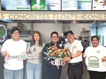 สาขาแรกของภาคใต้ : ประวิช จรรยาสิทธิกุล ประธานเจ้าหน้าที่บริหาร ศูนย์การค้า
จังซีลอน ป่าตอง ภูเก็ต ร่วมแสดงความยินดีกับ ควัง-คิน นอร์เบิร์ต ทัน ปธ.จนท.ฝ่ายปฏิบัติการ เอเชียตะวันออกเฉียงใต้ บจก.ฮ่องกง แม็กซิม กรุ๊ป ในโอกาสเปิด “Shake Shack” ร้านเบอร์เกอร์สัญชาติอเมริกัน ที่ ศูนย์การค้าจังซีลอน ป่าตอง ภูเก็ต