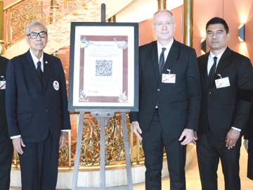 ช่วยน้ำท่วม : เตช บุนนาค เลขาธิการสภากาชาดไทย ร่วมกับฝ่ายบริหาร โรงแรมมณเฑียร สุรวงศ์ กรุงเทพฯ จัดกิจกรรม “รวมน้ำใจช่วยภัยน้ำท่วม” เชิญชวนผู้ใช้บริการร่วมบริจาคสแกน QR e-Donation ที่ร้านอาหารและพื้นที่ให้บริการต่างๆ ภายในโรงแรม เพื่อสนับสนุนภารกิจของสภากาชาดไทยในการช่วยเหลือ
ผู้ประสบอุทกภัยทั่วประเทศ โดยมี อัครพัชร คุ้มคณิศร์, สุชานนท์ มงคลธง และ แกรนท์ ฮิลลี่ ร่วมพิธี