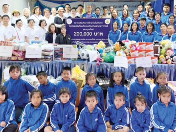 ยกระดับคุณภาพชีวิต : ดร.มนวิภา ประชัญคดี นายกสมาคมส่งเสริมการศึกษาในถิ่นกันดารฯ นำคณะ กรรมการร่วมกันมอบอุปกรณ์การเรียน อุปกรณ์กีฬา
เสื้อกันหนาว ฯลฯ ให้แก่นักเรียนและครูโรงเรียนชนบท 3 แห่งในพื้นที่ อ.หล่มสัก จ.เพชรบูรณ์ โดยมี รศ.นพ.ปกิตติ ทยานิธิ และ ดร.เกล้าสรวง สุพงษ์ธร ร่วมพิธี