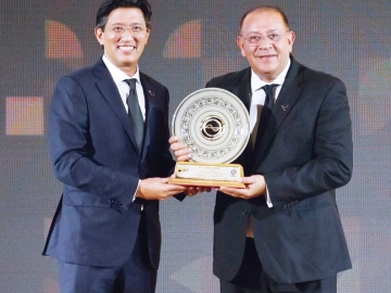 รับ 2 รางวัล : มนตรี ลาวัลย์ชัยกุล ประธานเจ้าหน้าที่บริหาร บมจ.ปตท.สำรวจและผลิตปิโตรเลียม (ปตท.สผ.) รับรางวัล Best Innovative Company จากผลงานนวัตกรรม “หัวเผาก๊าซทิ้งเพื่อลดการปล่อยก๊าซเรือนกระจก” ที่ช่วยเพิ่มประสิทธิภาพการเผาไหม้
ก๊าซฯ และลดการปล่อยก๊าซเรือนกระจก พร้อมด้วยรางวัลยอดเยี่ยมด้านนักลงทุนสัมพันธ์ Best Investor Relations Awards ในกลุ่มบริษัทจดทะเบียนที่มีมูลค่าตลาดสูงกว่า 1 แสนล้านบาท ในงาน SET Awards 2025 ที่ตลาดหลักทรัพย์แห่งประเทศไทย