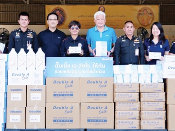 ช่วยเหลือผู้ประสบภัยน้ำท่วม : ชาญวิทย์ จารุสมบัติ รอง กก.ผจก.ใหญ่ ด้านสื่อสารและภาพลักษณ์องค์กร ดั๊บเบิ้ล เอ มอบผลิตภัณฑ์เพื่อสุขอนามัย Double A Care อาทิ หน้ากากอนามัย น้ำยาทำความสะอาดพื้น ทิชชูเพียวแอนด์พรีเมียม ผ้าเช็ดทำความสะอาดผิว ฯลฯ ให้แก่ นฤมล ล้อมทอง รองเลขาธิการ มูลนิธิอาสาเพื่อนพึ่ง (ภาฯ) ยามยาก สภากาชาดไทย เพื่อนำไปช่วยเหลือและฟื้นฟูจากสถานการณ์น้ำท่วมแก่ผู้ประสบภัย โดยเฉพาะภาคใต้ ที่ ศูนย์การเคลื่อนย้ายกองทัพบก บางเขน กรุงเทพฯ