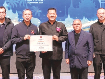 ร่วมมือทางวิชาการ : เสก นพไธสง กงสุลใหญ่ ณ นครเฉิงตู สาธารณรัฐประชาชนจีน
มอบประกาศนียบัตรแสดงความขอบคุณ มหาวิทยาลัยอัสสัมชัญ ในความร่วมมือด้านการศึกษาระหว่างประเทศไทยและจีน โดยมี ดร.เกลน ชาร์เตอร์เรีย ผอ.ฝ่ายวิเทศสัมพันธ์มหาวิทยาลัยอัสสัมชัญ ร่วมเป็นสักขีพยาน ที่ โรงแรมริทซ์-คาร์ลตัน