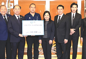 รวมน้ำใจ ช่วยภัยน้ำท่วม : ปัทมา ศรีสิงห์ กรรมการบริหาร บริษัท เอิร์ธ (ประเทศไทย) จำกัด ผู้ผลิตและจัดจำหน่ายผลิตภัณฑ์เพื่อสุขอนามัย และพนักงาน ได้เข้าร่วมสนับสนุนผลิตภัณฑ์ต่างๆ ของบริษัท ในโครงการ “รวมน้ำใจ ช่วยภัยน้ำท่วม” โดยมี ไทยทีวีสีช่อง 3 ร่วมเป็นสื่อกลางประชาสัมพันธ์ และ กฤษฎา บุญราช ผู้ช่วยเลขาธิการสภากาชาดไทย เป็นผู้รับมอบเพื่อส่งต่อกำลังใจและบรรเทาความเดือดร้อนให้แก่พี่น้องประชาชนในภาคใต้