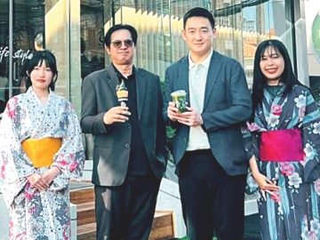 เปิดอย่างเป็นทางการ : ฤทธิ์ คิ้วคชา กก.ผจก.บจก.คชา บราเธอร์ส เปิดตัว Kyo Roll En (เกียวโรลเอ็น) สาขาโพนสีนวน ใจกลางนครหลวงเวียงจันทน์ ซึ่งเป็นสาขาแรกนอกประเทศ ภายใต้การบริหารโดย Kolao Group ผู้นำธุรกิจสินค้าอุปโภค-บริโภคยักษ์ใหญ่ใน สปป.ลาว พร้อมพัฒนาผลิตภัณฑ์และระบบแฟรนไชส์ให้ยั่งยืน