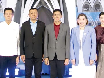 มนต์เสน่ห์แห่งดิสนีย์ : สุรพันธ์ ศิลปสุวรรณ รอง ผวจ.นครราชสีมา และ นิสา ชาภู่พวง ผจก.ทั่วไปศูนย์การค้าเซ็นทรัล โคราช ร่วมเปิดงาน Disney The Magical Stars 2026 ส่งความรักไม่สิ้นสุด ครั้งแรก
ในโคราช ที่มาพร้อมกับปราสาทน้ำแข็งและเจ้าหญิงเอลซ่าสุดอลังการ และต้นคริสต์มาสความสูงมากกว่า
15 เมตร ฉลองครบรอบ 8 ปี ของศูนย์การค้าเซ็นทรัล โคราช อย่างเป็นทางการ ถึงวันที่ 31 มกราคม 2569