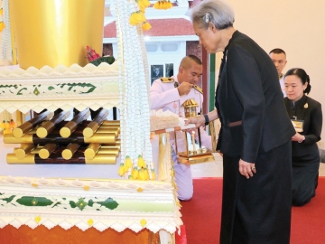 สมเด็จพระกนิษฐาธิราชเจ้า กรมสมเด็จพระเทพรัตนราชสุดาฯ สยามบรมราชกุมารี เสด็จพระราชดำเนิน ไปในการพระราชทานเพลิงศพ นายพระนาย สุวรรณรัฐ ม.ป.ช., ม.ว.ม. อดีตปลัดกระทรวง
มหาดไทย ณ เมรุหลวงหน้าพลับพลาอิศริยาภรณ์ วัดเทพศิรินทราวาสราชวรวิหาร เขต
ป้อมปราบศัตรูพ่าย กรุงเทพมหานคร เมื่อวันอาทิตย์ที่ 14 ธันวาคม 2568 เวลา 17.30 น.

