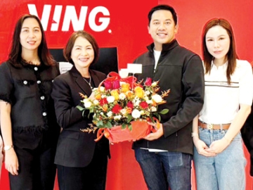 สำหรับคนรักการวิ่ง : จรูญรัตน์ สาลี กก.ผจก.บจก.พาราไดซ์ พาร์ค ร่วมแสดงความยินดีกับ วาที วิเชียรนิตย์ CEO และ จิติมา ยิ่งชนะเกียรติ กรรมการ
บริหาร บจก.วีอิ้ง อินเตอร์เทรด ในโอกาสเปิด VING OUTLET STOR สาขาใหม่
พบกับรองเท้าแตะวิ่งมาราธอนเพื่อสุขภาพ ที่ศูนย์การค้าพาราไดซ์ พาร์ค