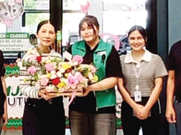 คุ้มค่าอย่างครบครัน : วราภรณ์ ตติปาณิเทพ ผจก.ทั่วไป บจก.เดอะไนน์ ติวานนท์ ผู้บริหารศูนย์การค้าในเครือเอ็ม บี เค ร่วมต้อนรับและแสดงความยินดีในโอกาสเปิดร้านสมใจ จำหน่ายอุปกรณ์เครื่องเขียนทุกชนิด พร้อมอุปกรณ์ศิลป์ และเครื่องใช้
สำนักงาน อุปกรณ์งานประดิษฐ์ ที่ศูนย์การค้าเดอะไนน์ เซ็นเตอร์ ติวานนท์

