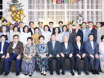 บรรเทาทุกข์ : นฤมล ฟ้าส่งเสริม นายกสมาคมสงเคราะห์ร่วมใจ พร้อมคณะกรรมการ อาทิ กิตติพงษ์ เตรัตนชัย,
เดชา คุปต์ถาวรฤกษ์, วาณิช ชาญควร, เพียร โกยสันติสุข, อดิศร เรืองจิระชูพร, ดร.ถาวร-นัยนา เรืองวรุณวัฒนา,
นคร พิสิฐชูวงศ์, พิสิทธิ์ โกยสันติสุข, จันทนา วิศวะจันทรารมย์ นำคณะลงพื้นที่เพื่อมอบเงินให้พี่น้องชาวหาดใหญ่
ที่ประสบอุทกภัย กว่า 2,400 คน คนละ 500 บาท พร้อมถวายเงินซ่อมแซมวัด รวมเป็นเงิน 2 ล้านบาท