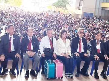 อายุน้อยหนึ่งร้อยปี : คุณหญิงณัฐิกา วัธนเวคิน อังอุบลกุล นายกก่อตั้งสมาคมธุรกิจไทยรุ่นใหม่(YT) วสันต์ เต็มศิริพงศ์, ประสงค์ เอาฬาร พร้อมคณะกรรมการ และสมาชิก ร่วมจัดงานเลี้ยงฉลองครบรอบ
วันคล้ายวันเกิด 100 ปี ให้แก่ จรรย์สมร วัธนเวคิน โดยมี นิพนธ์ ลีละศิธร, อุดม สุขสุดประเสริฐ, สมหวัง
ตั้งสมบัติวิสิทธิ์ และ ทวีศักดิ์ วยากรณ์วิจิตร ร่วมฉลองด้วย ที่เดอะบางกอกคลับ เขตสาทร กรุงเทพฯ