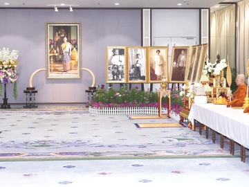 สมเด็จพระกนิษฐาธิราชเจ้า กรมสมเด็จพระเทพรัตนราชสุดาฯ สยามบรมราชกุมารี เสด็จออก ณ วังสระปทุม กรุงเทพมหานคร ทรงบำเพ็ญพระราชกุศลถวายสังฆทาน พระราชอุทิศถวายแด่สมเด็จพระศรีสวรินทิราบรมราชเทวี พระพันวัสสาอัยยิกาเจ้า เนื่องในวันคล้ายวันสวรรคต เมื่อวันพุธที่ ๑๗ ธันวาคม ๒๕๖๘ เวลา ๐๗.๓๐ น.