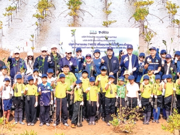 คืนความสมบูรณ์ให้ป่า : คทารัฐ สุขแสวง ประธานเจ้าหน้าที่การเงิน บมจ.โทรีเซนไทย เอเยนต์ซีส์, ธเนศ มั่นน้อย ผอ.สำนักงานทรัพยากรทางทะเลและชายฝั่งที่ 1, พงศธร ฉายาชวลิต รองนายกเทศมนตรี เทศบาลตำบลเนินฆ้อ ฐกร รัตนกมลพร ประธานเจ้าหน้าที่บริหาร บมจ.ดิทโต้ (ประเทศไทย) เข้าร่วมเป็นพันธมิตรในการ ฟื้นฟู ปลูก และอนุรักษ์ป่าชายเลนในกิจกรรม “TTA Volunteer Spirit รวมพลอาสาทำดี : ปลูกเพื่อโลก สู่อนาคตยั่งยืน” ที่พื้นที่ป่าชายเลนปากน้ำประแส อ.แกลง จ.ระยอง