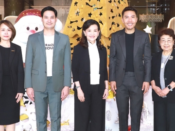 ผลิตภัณฑ์ใหม่ : อนัคพล อิงคะกุล รองประธานกรรมการบริหาร มิราเคิล กรุ๊ป ต้อนรับ พญ.นลินี ไพบูลย์ ประธาน
กรรมการ บจก.กิฟฟารีน สกายไลน์ ยูนิตี้ ในโอกาสมาบรรยายพิเศษ ผลิตภัณฑ์ Giffarine Premium HPR
Retinoid Skin Booster ในงาน “GIFFARINE Open House Empowering Your Success” ที่โรงแรมมิราเคิล
แกรนด์ คอนเวนชั่น โดยมี พงศ์พสุ อุณาพรหม ประธานเจ้าหน้าที่เพื่อการเติบโตองค์กร บจก.กิฟฟารีนฯ ร่วมงาน