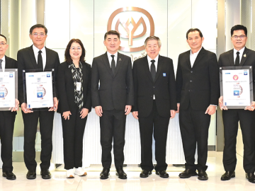 นำหลักปรัชญามาประยุกต์ใช้ ประสิทธิ์ บุญดวงประเสริฐ ประธานคณะผู้บริหาร บมจ.เจริญโภคภัณฑ์อาหาร หรือ ซีพีเอฟ เป็นประธานในพิธีมอบประกาศนียบัตรการทวนสอบตามมาตรฐานแนวทางเศรษฐกิจพอเพียงภาคอุตสาหกรรม (มอก.9999) โดยมี จงรักษ์ โรจน์พลาเสถียร ผอ.สถาบันรับรองมาตรฐานไอเอสโอ (สรอ.)
มอบประกาศนียบัตรฯ ให้กับผู้บริหารของกลุ่มธุรกิจต่างๆ ของซีพีเอฟ ได้แก่ ธุรกิจสุกร ธุรกิจไก่เนื้อเป็ดเนื้อครบวงจร ธุรกิจสัตว์น้ำ ธุรกิจไก่ไข่ ธุรกิจแปรรูปไข่ ขนมปัง และอาหารสำเร็จรูปแปดริ้ว ธุรกิจอาหารสำเร็จรูป ธุรกิจห้าดาวและร้านอาหาร ธุรกิจอาหารสัตว์เลี้ยง และ ธุรกิจอาหารสัตว์บก ที่ ซี.พี.ทาวเวอร์ สีลม