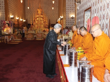 สมเด็จพระกนิษฐาธิราชเจ้า กรมสมเด็จพระเทพรัตนราชสุดาฯ สยามบรมราชกุมารี เสด็จพระราชดำเนินไปยังพระที่นั่งดุสิตมหาปราสาท ในพระบรมมหาราชวัง ทรงบำเพ็ญพระราชกุศลถวายพระบรมศพ สมเด็จพระนางเจ้าสิริกิติ์ พระบรมราชินีนาถ พระบรมราชชนนีพันปีหลวง และถวายภัตตาหารเช้าแด่พระพิธีธรรมที่สวดพระอภิธรรมพระบรมศพฯ รวม
8 รูป จากวัดสุทัศนเทพวราราม และวัดพระเชตุพนวิมลมังคลาราม เมื่อวันอาทิตย์ที่ 21 ธันวาคม 2568 เวลา 07.43 น.