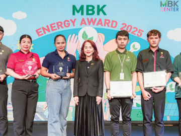 เติบโตอย่างยั่งยืน : สหัพย์ภัค โชควิจิตรกุล กก.ผจก.ศูนย์การค้าเอ็ม บี เค เซ็นเตอร์ บจก.เอ็ม บี เค เซอร์วิส โซลูชั่น มอบรางวัลประกาศเกียรติคุณโครงการ MBK Energy Award 2025 ให้แก่ร้านค้าภายในศูนย์ฯ ที่ลดการใช้พลังงานก้าวสู่ธุรกิจที่เป็นมิตรต่อสิ่งแวดล้อม มีการบริหารพลังงานอย่างมีประสิทธิภาพ