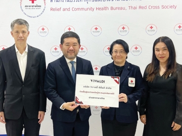 ช่วยเหลือผู้ประสบอุทกภัย : พญ.ช.เขมศิริ คงรักษ์เกียรติยศ รอง ผอ.สำนักงานบรรเทาทุกข์และประชานามัยพิทักษ์ สภากาชาดไทย รับมอบเงินจาก บุรินทร์ นาคเจริญ ปธ.กก.วิวาลดี้ พับลิครีเลชั่นส์, มร.โจเซฟ เฮนรี่ ปธ.จนท.บห.และ ภัทรนิษฐ์ อิ่มอำไภย ปธ.จนท.ปฏิบัติการ เพื่อฟื้นฟูพื้นที่ประสบอุทกภัยในภาคใต้