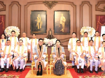 สมเด็จพระราชาธิบดีจิกมี เคเซอร์ นัมเกล วังชุก และ สมเด็จพระราชินีเจตซุน เพมา วังชุก แห่งราชอาณาจักรภูฏาน เสด็จพระราชดำเนินไปยังหอประชุม จุฬาลงกรณ์มหาวิทยาลัย โดยมี คณะผู้บริหารมหาวิทยาลัย และนิสิตภูฏานที่กำลังศึกษาอยู่ เฝ้าทูลละอองธุลีพระบาท รับเสด็จ โอกาสนี้ สภาจุฬาลงกรณ์มหาวิทยาลัย มีมติทูลเกล้าทูลกระหม่อมถวายปริญญาศิลปศาสตรดุษฎีบัณฑิตกิตติมศักดิ์ สาขาวิชาการพัฒนาระหว่างประเทศ แด่สมเด็จพระราชาธิบดีจิกมี เคเซอร์
นัมเกล วังชุก ในฐานะที่ทรงบำบัดทุกข์บำรุงสุขแก่พสกนิกรด้วยพระราชหฤทัยตั้งมั่นอยู่บนการพัฒนาอันยั่งยืน เมื่อวันจันทร์ที่ 22 ธันวาคม 2568 เวลา 10.00 น.