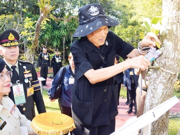 สมเด็จพระกนิษฐาธิราชเจ้า กรมสมเด็จพระเทพรัตนราชสุดาฯ สยามบรมราชกุมารี เสด็จพระราชดำเนินไปทรงเปิดห้องปฏิบัติการ
และฝึกอบรม ศูนย์อนุรักษ์พันธุกรรมกล้วยไม้ป่าและพรรณไม้ท้องถิ่นหายาก (พืชล้มลุก) อำเภอแม่สอด จังหวัดตาก ซึ่ง
เพาะเลี้ยงเนื้อเยื่อ เพื่อสำรวจ รวบรวม และอนุรักษ์พันธุกรรมพืชของผืนป่าแนวตะวันตก ซึ่งมีความหลากหลายทางชีวภาพสูง
มีพรรณไม้เฉพาะถิ่นจำนวนมาก และทรงปลูกต้นไม้วงศ์มะม่วง เมื่อวันจันทร์ที่ 22 ธันวาคม 2568 เวลา 08.58 น.