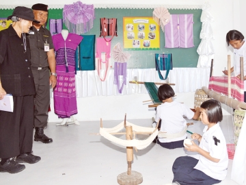 สมเด็จพระกนิษฐาธิราชเจ้า กรมสมเด็จพระเทพรัตนราชสุดาฯ สยามบรมราชกุมารี เสด็จพระราชดำเนินไปทรงติดตามการดำเนินโครงการตามพระราชดำริ ณ ศูนย์การเรียนตำรวจตระเวนชายแดนบ้านแม่หละคี อำเภอท่าสองยาง จังหวัดตาก
ซึ่งเปิดสอนเมื่อปี 2545 เพื่อแก้ปัญหาด้านการศึกษา การสาธารณสุข ของเด็กและเยาวชนให้มีคุณภาพชีวิตความ
เป็นอยู่ที่ดีขึ้น โดยภาษาที่ใช้ในชีวิตประจำวัน คือ ภาษากะเหรี่ยง เมื่อวันจันทร์ที่ 22 ธันวาคม 2568 เวลา 13.22 น.