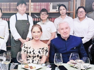 กระชับมิตรไทย-ฝรั่งเศส : เปรมิกา สุจริตกุล นายกสมาคมนักเรียนเก่าฝรั่งเศสฯ จัดงานเลี้ยงรับรอง
ฌ็อง-โกลด ปวงเบิฟ เอกอัครราชทูตสาธารณรัฐฝรั่งเศสประจำราชอาณาจักรไทย และ สีหศักดิ์ พวงเกตุแก้ว
รมว.การต่างประเทศ หลังจากร่วมพิธีเปิดการแข่งขันซีเกมส์ ครั้งที่ 33 โดยมี ศิรเวท ศุขเนตร นายกสมาคมนักเรียนเก่าภาคพื้นยุโรป ร่วมงาน ด้วยเมนูอาหารรังสรรค์โดย เชฟลูกจรรย์ ที่ บ้านสุขุมวิท ซอย 39