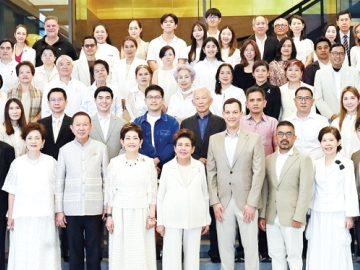 Soft opening : จรรย์สมร วัธนเวคิน, คุณหญิงณัฐิกา วัธนเวคิน อังอุบลกุล เป็นประธานพิธีเปิดโรงแรม VOCO โดยมี สุพล วัธนเวคิน, สนั่น อังอุบลกุล,
กลินทร์ สุรวงศ์ บุนนาค, วาริต อุซินี่, ดีลิป คูมาร์, พนิดา เทพกาญจนา,
สุพัชร วัธนเวคิน, พิริยา เทพกาญจนา ร่วมงาน ที่ โรงแรม VOCO สุรวงศ์