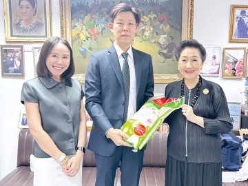 ของขวัญจากใจ : วิบูลย์ เลาหพงศ์ชนะ ประธานกรรมการ บริษัท กรุงไทย
แทรคเตอร์ จำกัด มอบหมายให้ ศราวุฒิ เลาหพงศ์ชนะ กรรมการผู้จัดการ
และ อภิชญา เลาหพงศ์ชนะ นำข้าวหอมมะลิคุณภาพคัดพิเศษมามอบให้แด่
ผาณิต พูนศิริวงศ์ เพื่ออวยพรปีใหม่แก่ชาวแนวหน้า ที่สำนักงาน นสพ.แนวหน้า เขตหลักสี่