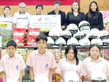 ขับขี่อย่างปลอดภัย : มงคล เพียรพิทักษ์กิจ กก.ผจก.บจก.ที ลีสซิ่ง และ จรูญ อัศวราชันย์ ผู้บริหาร บจก.จ.เจริญชัย มอเตอร์ส กรุ๊ป พร้อมตัวแทนจำหน่าย
รถจักรยานยนต์ฮอนด้า และครูฝึกฯ ร่วมกันจัดอบรม “Smart Rider ขับขี่ปลอดภัย หัวใจรักษ์โลก” ให้นักเรียนมีทักษะ ที่ โรงเรียนบางปะหัน จ.พระนครศรีอยุธยา