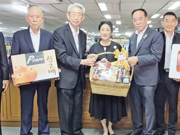 อวยพรปีใหม่ : ผาณิต พูนศิริวงศ์ ประธานเจ้าหน้าที่ หนังสือพิมพ์แนวหน้า และ ธนเดช อิงคภัทรางกูร บรรณาธิการภาพข่าวสังคม ร่วมกันต้อนรับ วีระ วาณิชยพิทักษ์
นายกสมาคมวิเทศพาณิชย์ไทย – จีน, กิตติพงษ์ เตรัตนชัย นายกกิตติมศักดิ์เกียรติคุณถาวร สมาคมวิเทศพาณิชย์ ไทย-จีน, วิบูลย์ เลาหพงศ์ชนะ
อุปนายกฯ พร้อมด้วยคณะกรรมการสมาคมฯ ศักดิ์ศรี นิลวลัยกุล และ สุเมธ เหลือธนนารถ ผู้จัดการ สมาคมฯ ในโอกาสมาสวัสดีปีใหม่ชาวแนวหน้า และขอบคุณที่ให้การสนับสนุนกิจกรรมของสมาคมฯ ในการส่งเสริมสินค้าไทย ผลักดันเศรษฐกิจและการค้าระหว่างประเทศไทยกับประเทศจีนให้พัฒนาก้าวหน้ายิ่งขึ้นต่อไป