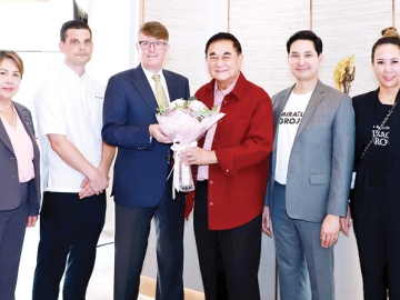 บุฟเฟต์อาหารนานาชาติสไตล์ใหม่ : ดร.อัศวิน อิงคะกุล ประธานกรรมการบริหาร มิราเคิล กรุ๊ป, อนัคพล อิงคะกุล
รองประธานกรรมการบริหาร และ ลักษมีกานต์ อิงคะกุล ประธานเจ้าหน้าที่บริหาร ถือฤกษ์ดีทำพิธีเปิด “ห้องอาหารปาริชาต” ด้วยรูปแบบ “บุฟเฟต์อาหารตามสั่งใหม่ ปรุงสดทุกจาน” เปิดบริการทุกวัน เวลา 11.00-21.00 น. โดยมี มร.ไมเคิล เมอร์ฟี่
ผจก.ทั่วไป และคณะผู้บริหารโรงแรมฯ ร่วมแสดงความยินดี ที่โรงแรมอัศวิน แกรนด์ คอนเวนชั่น เขตหลักสี่ กรุงเทพฯ