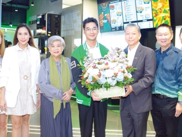 สาขาแรกในไทย : สุเวทย์ ธีรวชิรกุล รองประธานกรรมการบริหาร บมจ.เอ็ม บี เค และ สมพล ตรีภพนารถ ประธานเจ้าหน้าที่บริหารธุรกิจศูนย์การค้า ร่วมแสดงความยินดีกับ เนม- ปราการ ไรวา นักร้องนำวง Getsunova ผู้บริหารแบรนด์วิงสต๊อป ประเทศไทย ในโอกาสเปิดร้าน Wingstop ร้านไก่ทอดแบรนด์ดังจากสหรัฐอเมริกา ร้านอาหารระดับโลกที่มีกว่า 3,000 สาขา ใน 18
ประเทศทั่วโลก บริการไก่ทอด 9 รสชาติ ซิกเนเจอร์บน Flavour Scale ที่ ชั้น 2 โซน A ศูนย์การค้าเอ็ม บี เค เซ็นเตอร์