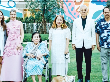 เอกลักษณ์ใหม่ของหัวหิน : สุวัจน์ ลิปตพัลลภ เป็นประธานเปิด “สวนพฤกษาภิรมย์” พื้นที่สีเขียวแห่งใหม่กว่า 4 ไร่ พัฒนาภายใต้แนวคิดการผสมผสานความงดงามของธรรมชาติเข้ากับงานศิลปะร่วมสมัย ของกลุ่มบริษัทพราว โดย โรงแรมอินเตอร์คอนติเนนตัล หัวหิน รีสอร์ท และศูนย์การค้าบลูพอร์ต หัวหิน โดยมี สิทธิชัย สวัสดิ์แสน ผวจ.ประจวบคีรีขันธ์ และศิลปินผู้รังสรรค์ผลงาน ร่วมยินดี ที่ ศูนย์การค้าบลูพอร์ต หัวหิน

