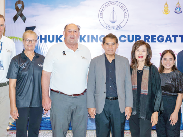 หนุนเศรษฐกิจการท่องเที่ยวในภูเก็ต : นรชิต สิงหเสนี ประธานกรรมการ บมจ.โรงแรมเซ็นทรัลพลาซา และ เบิร์นด รูดิเกียร์ ผจก.ทั่วไป เซ็นทารา แกรนด์ บีช รีสอร์ท ภูเก็ต พร้อมทีมผู้บริหาร รับรางวัลผู้สนับสนุน
การแข่งขันเรือใบชิงถ้วยพระราชทานภูเก็ต คิงส์คัพ รีกัตต้า ครั้งที่ 37 ในฐานะพันธมิตรโรงแรมอย่างเป็นทางการของรายการฯ โดยมี นฤมล สิงหเสนี ร่วมยินดี เพื่อส่งเสริมภูเก็ตให้เป็นจุดหมายปลายทางด้านกีฬาระดับโลก