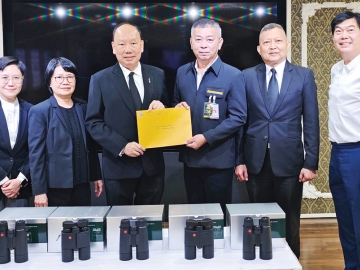 “ไอคิว แล็บ”...เพื่อสังคม : ดร.สมเพ็ชร เจียรมณีทวีสิน กก.ผจก.บจก.อิมเมจ ควอลิตี้ แล็บ (IQ LAB) และครอบครัว มอบกล้อง
ส่องทางไกลคุณภาพสูง ยี่ห้อไลกา จากเยอรมนี จำนวน 5 ตัว มูลค่ารวม 454,100 บาท ให้แก่ พล.ท.เอกสิทธิ์ บุญญารักษ์ ที่ปรึกษาแม่ทัพภาคที่ 2 ผู้แทนแม่ทัพภาคที่ 2 เพื่อใช้ในกิจการของกองทัพภาคที่ 2 โดยมี พล.ต.ท. ดร.ชัยวัฒน์ อุ้ยคำ และ มณเทียร จรัสสุริยพงศ์ ประธาน บริษัทริชคาร์ ร่วมพิธี ที่ ห้องประชุมเกียรติศักด์ องค์การสงเคราะห์ทหารผ่านศึกฯ ราชวิถี