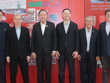 ฉลอง 1 ทศวรรษ : สนั่น อังอุบลกุล ประธานกรรมการอาวุโส หอการค้าไทย และสภาหอการค้าแห่งประเทศไทย เป็นประธานเปิดงานฉลองครบรอบ 10 ปี บจก.ศรีไทย (ฮานอย) โดยมี ดรงค์ ถนอมวงศ์ ผจก.ทั่วไป ต้อนรับ พร้อมด้วย ดร.เอ บี โกห์, พงษ์ศักดิ์ กันติรัตนาวงศ์, ไชยวัฒน์ กุลภัทรวาณิชย์, นิธินันท์
อังอุบลกุล, สันติ วิศวเมธีกุล ร่วมงาน ที่ อัลม๊าซ เซ็นเตอร์, ฮัวลาน กรุงฮานอย สาธารณรัฐสังคมนิยมเวียดนาม