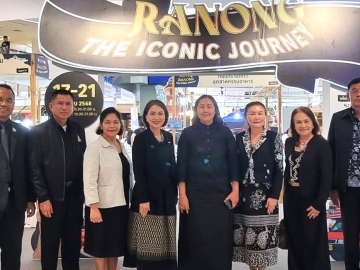 สร้างโอกาสทางการค้า : จรูญรัตน์ สาลี กก.ผจก.บจก.พาราไดซ์ พาร์ค ต้อนรับ วิภารัตน์ ภูเก้าล้วน พาณิชย์จังหวัดระนอง ในโอกาสมาเป็นประธานเปิดงาน “Ranong The Iconic Journey : ระนองเส้นทางแห่งอัตลักษณ์” รวบรวมสินค้าคุณภาพจากจังหวัดระนอง อาทิ สินค้าแปรรูป อาหารทะเล และผลิตภัณฑ์สินค้าที่สะท้อนอัตลักษณ์ท้องถิ่น พร้อมกิจกรรมต่างๆ ลุ้นรับรางวัลมากมาย ที่ ศูนย์การค้าพาราไดซ์ พาร์ค