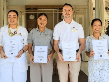 รับรองความเป็นเลิศ : มร.อองตวน เดนดา ผจก.ทั่วไป โรงแรมเคปกูดู เกาะยาวน้อย
ร่วมยินดีที่โรงแรมฯ ได้รับประกาศนียบัตรจาก Small Luxury Hotels of the World
พร้อมด้วยพนักงานโรงแรมฯ ที่ได้รับการยกย่องในหมวด Employee Recognition
ร่วมเป็นส่วนหนึ่งของความสำเร็จ ที่ โรงแรมเคปกูดู เกาะยาวน้อย จ.พังงา