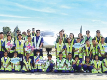 ปีที่ 3 : พุฒิพงศ์ ปราสาททองโอสถ กก.ผอ.ใหญ่ บมจ.การบินกรุงเทพ มอบหมายให้ทีมจิตอาสา Blue
Volunteers สายการบินบางกอกแอร์เวย์ส ร่วมกับ สนามบินสุโขทัย และโรงเรียนการบิน Bangkok Air
Aviation Training Center จัดกิจกรรม “ติดปีกเติมฝัน สร้างสรรค์โอกาสการเรียนรู้” ด้วยแนวคิด “Connect
Your Happiness” เรียนรู้จากประสบการณ์จริงและเปิดโลกทัศน์อาชีพด้านการบิน ที่ สนามบินสุโขทัย