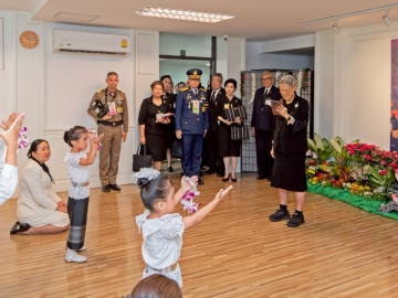 สมเด็จพระกนิษฐาธิราชเจ้า กรมสมเด็จพระเทพรัตนราชสุดาฯ สยามบรมราชกุมารี เสด็จพระราชดำเนินไปในการประชุมคณะกรรมการอำนวยการ มูลนิธิสงเคราะห์เด็กของสภากาชาดไทย ประจำปี 2568 โอกาสนี้ ทอดพระเนตรการแสดงชุด “มาลัยพวงน้อย” โดยเด็กในความอุปการะของมูลนิธิฯ ซึ่งปัจจุบัน รับเด็กในความอุปการะ 50 คน เป็นเด็กชาย 38 คน และเด็กหญิง 12 คน ณ โรงพยาบาลจุฬาลงกรณ์ สภากาชาดไทย เมื่อวันเสาร์ที่ 27 ธันวาคม 2568 เวลา 14.08 น.