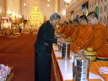 สมเด็จพระกนิษฐา
ธิราชเจ้า กรมสมเด็จ
พระเทพรัตนราชสุดาฯ สยามบรมราชกุมารี เสด็จพระราชดำเนินไปในการบำเพ็ญพระราช
กุศล ถวายพระบรมศพ
สมเด็จพระนางเจ้าสิริกิติ์ พระบรมราชินีนาถ พระบรมราชชนนีพันปีหลวง ณ พระที่นั่งดุสิตมหาปราสาท ในพระบรมมหาราชวัง โดยมีพระพิธีธรรมจากวัดสุทัศนเทพ
วราราม และวัดบวรนิเวศวิหาร รวม
8 รูป เมื่อวันอาทิตย์ที่
28 ธันวาคม 2568