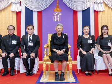 สมเด็จพระกนิษฐาธิราชเจ้า กรมสมเด็จพระเทพรัตนราชสุดาฯ สยามบรมราชกุมารี พระราชทานพระราชวโรกาสให้ นายวิชา พูลวรลักษณ์ ประธานกรรมการ มูลนิธิโรนัลด์ แมคโดนัลด์ เฮาส์ ประเทศไทย พร้อมคณะกรรมการและผู้บริหารมูลนิธิฯ
เฝ้าทูลละอองพระบาท ทูลเกล้าทูลกระหม่อมถวายเงินสมทบทุนเพื่อสนับสนุนหมู่บ้านเด็กเฉลิมพระเกียรติ จังหวัดนครปฐม โดยมูลนิธิสงเคราะห์เด็กของสภากาชาดไทย ณ อาคารวชิราลงกรณ์ โรงพยาบาลจุฬาลงกรณ์ สภากาชาดไทย